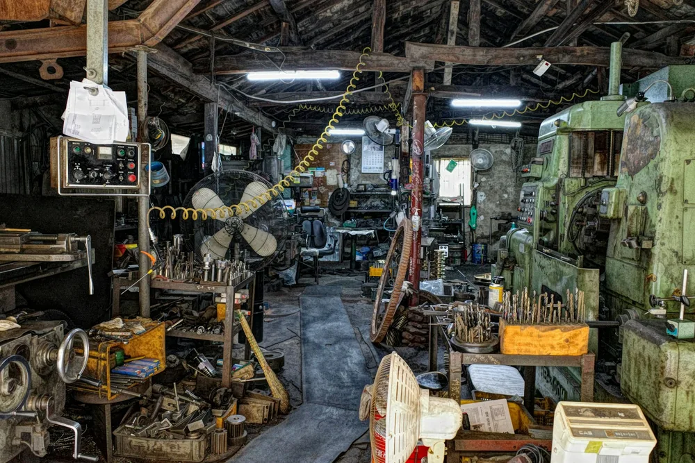 工具が並ぶ工場内の風景